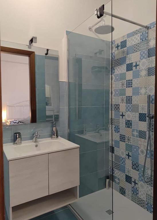 Bagno privato con doccia e rivestimenti azzurri